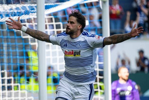 DFB-Pokal MSV Duisburg - SV Elversberg ** NUR FÜR REDAKTIONELLE ZWECKE ** EDITORIAL USE ONLY **<p>Fußball DFB-Pokal MSV Duisburg - SV Elversberg am 22.08.26 in der Schauinsland-Reisen Arena in Duisburg Torjubel zum 1:1 durch Lex Tyger Lobinger ( Duisburg ) Duisburg Copyright: JakobxKlos *** DFB Cup: MSV Duisburg vs. SV Elversberg ** FOR EDITORIAL USE ONLY ** EDITORIAL USE ONLY ** p Soccer DFB Cup MSV Duisburg vs. SV Elversberg on August 22, 2026, at the Schauinsland Reisen Arena in Duisburg. Fans celebrate the 1–1 goal by Lex Tyger Lobinger. Duisburg, Duisburg. Copyright JakobxKlos Copyright: JakobxKlos doc879s1avsb8m1ij4a0dhv ,EDITORIAL USE ONLY