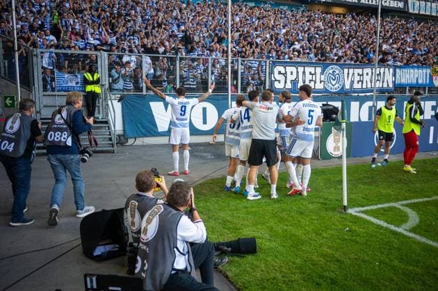 DFB-Pokal MSV Duisburg - SV Elversberg ** NUR FÜR REDAKTIONELLE ZWECKE ** EDITORIAL USE ONLY **<p>Fußball DFB-Pokal MSV Duisburg - SV Elversberg am 22.08.26 in der Schauinsland-Reisen Arena in Duisburg Torjubel zum 1:1 durch Lex Tyger Lobinger ( Duisburg ) Duisburg Copyright: JakobxKlos *** DFB Cup: MSV Duisburg vs. SV Elversberg ** FOR EDITORIAL USE ONLY ** EDITORIAL USE ONLY ** p Soccer DFB Cup MSV Duisburg vs. SV Elversberg on August 22, 2026, at the Schauinsland Reisen Arena in Duisburg. Fans celebrate the 1–1 goal by Lex Tyger Lobinger. Duisburg, Duisburg. Copyright JakobxKlos Copyright: JakobxKlos doc879s1bb21fkfga201r6v ,EDITORIAL USE ONLY
