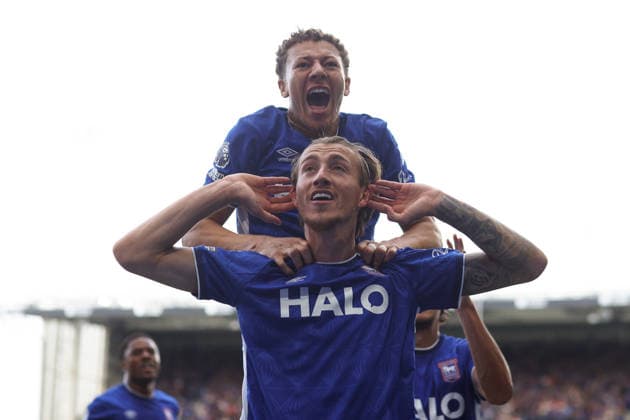 Ipswich Town v Sunderland 22 August 2026 Ipswich, Premier League Football - Ipswich Town v Sunderland - Jack Clarke of Ipswich Town celebrates a scoring his team™s second goal with Kasey McAteer - (Photo by Mark Leech). Ipswich UK *** Ipswich Town gegen Sunderland, 22. August 2026, Ipswich, Premier League, Fußball: Ipswich Town gegen Sunderland – Jack Clarke von Ipswich Town feiert gemeinsam mit Kasey McAteer das zweite Tor seiner Mannschaft. Foto: Mark Leech, Ipswich, Großbritannien  Copyright: xMarkxLeechxOffside