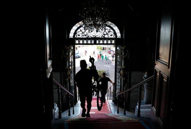 Several riders wait for the start inside Monte Carlo s casino during Tour of Spain s first stage, a 9.4 kilometers time trial in Monaco, 22 August 2026. First stage. Time trial in Monaco (9.4 km) !ACHTUNG: NUR REDAKTIONELLE NUTZUNG!  Copyright: xJavierxLizónx GRAF3223 20260822-55021203026_1