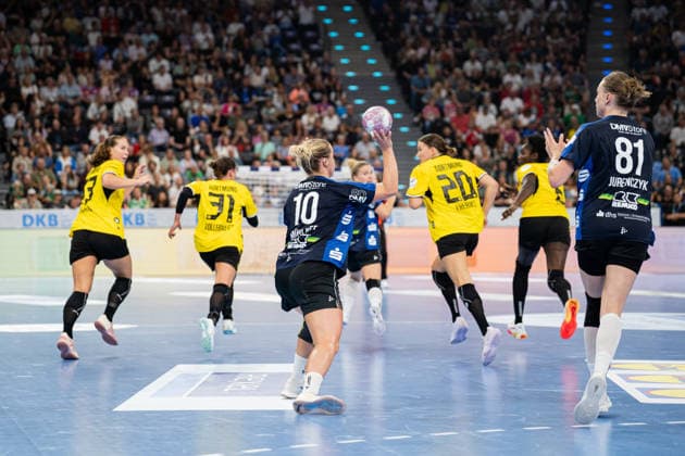 HSG Blomberg-Lippe (GER) vs. Borussia Dortmund (GER), Handball, 1. Handball Bundesliga Frauen, Rexel Supercup 2026, Saison 2026 2027, Muenchen, 22.08.2026 Maxi Muehlner (HSG Blomberg-Lippe, 10) beim Spielaufbau Muenchen SAP Garden Deutschland *** HSG Blomberg Lippe GER vs. Borussia Dortmund GER, Handball, Women s Handball Bundesliga 1, 2026 Rexel Super Cup, 2026–2027 Season, Munich, August 22, 2026 Maxi Muehlner of HSG Blomberg Lippe, No. 10, building up play at the SAP Garden in Munich, Germany