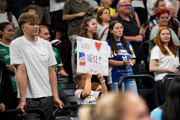 HSG Blomberg-Lippe (GER) vs. Borussia Dortmund (GER), Handball, 1. Handball Bundesliga Frauen, Rexel Supercup 2026, Saison 2026 2027, Muenchen, 22.08.2026 Ein Banner fuer Nieke Kuehne (HSG Blomberg-Lippe, 09) Muenchen SAP Garden Deutschland *** HSG Blomberg Lippe GER vs. Borussia Dortmund GER, Handball, Women s Handball Bundesliga 1, 2026 Rexel Super Cup, 2026–2027 Season, Munich, August 22, 2026 A banner for Nieke Kühne, HSG Blomberg Lippe, 09 Munich SAP Garden, Germany