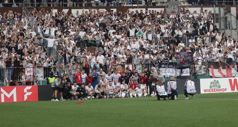 Das Team von Lueneburg feiert mit den Fans, Erinnerungsfoto Fussball, Saison 2026 2027, Maenner, Herren, DFB Pokal, 1. Hauptrunde, Millerntor Stadion, Lueneburger SK gegen Werder BremenÂ , 0-3 DFL REGULATIONS PROHIBIT ANY USE OF PHOTOGRAPHS AS IMAGE SEQUENCES AND OR QUASI-VIDEO. *** The Lüneburg team celebrates with the fans; commemorative soccer photo, 2026–2027 season, Men, DFB Cup, First Round, Millerntor Stadium, Lüneburger SK vs. Werder Bremen, 0–3. DFL regulations prohibit any use of photographs as image sequences and or quasi-video.