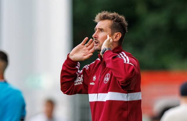 22.08.2026 - Fussball - Saison 2026 2027 - DFB Pokal Vereinspokal - 01. Runde: Viktoria Köln - 1. FC Nürnberg Nuernberg FCN ( Club ) - Sportfoto Zink DaMa - xdaxmax - regulations prohibit any use of photographs as image sequences and or quasi-video - Miroslav Miro Klose ( Trainer 1. FC Nürnberg FCN ) zeigt an gestikuliert dirigiert gibt Anweisungen *** August 22, 2026 Soccer Season 2026–2027 DFB Cup Club Cup First Round Viktoria Cologne vs. 1. FC Nuremberg Nuremberg FCN Club Sports Photo by Zink DaMa xdaxmax Regulations prohibit any use of photographs as image sequences and or quasi-video. Miroslav Miro Klose, coach of 1. FC Nürnberg (FCN), is seen gesturing, directing, and giving instructions