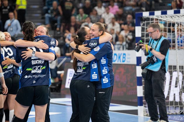 HSG Blomberg-Lippe (GER) vs. Borussia Dortmund (GER), Handball, 1. Handball Bundesliga Frauen, Rexel Supercup 2026, Saison 2026 2027, Muenchen, 22.08.2026 Elin Magnusdottir (HSG Blomberg-Lippe, 33) und Malin Sandberg (HSG Blomberg-Lippe, 28) freuen sich nach dem Sieg des Rexel Supercup 2026 Muenchen SAP Garden Deutschland *** HSG Blomberg Lippe (GER) vs. Borussia Dortmund (GER), Handball, Women s Handball Bundesliga 1, 2026 Rexel Supercup, 2026–2027 season, Munich, August 22, 2026—Elin Magnusdottir (HSG Blomberg Lippe, 33) and Malin Sandberg (HSG Blomberg Lippe, 28) celebrate after winning the 2026 Rexel Supercup at SAP Garden in Munich, Germany