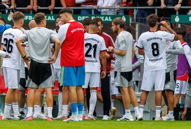 22.08.2026 - Fussball - Saison 2026 2027 - DFB Pokal Vereinspokal - 01. Runde: Viktoria Köln - 1. FC Nürnberg Nuernberg FCN ( Club ) - Sportfoto Zink DaMa - xdaxmax - regulations prohibit any use of photographs as image sequences and or quasi-video - Miroslav Miro Klose ( Trainer 1. FC Nürnberg FCN ) spricht zu Mannschaft Team *** August 22, 2026 Soccer Season 2026–2027 DFB Cup Club Cup First Round Viktoria Cologne 1 FC Nuremberg Nuremberg FCN Club Sports Photo Zink DaMa xdaxmax regulations prohibit any use of photographs as image sequences and or quasi-video Miroslav Miro Klose, coach of 1. FC Nürnberg (FCN), speaks to the team