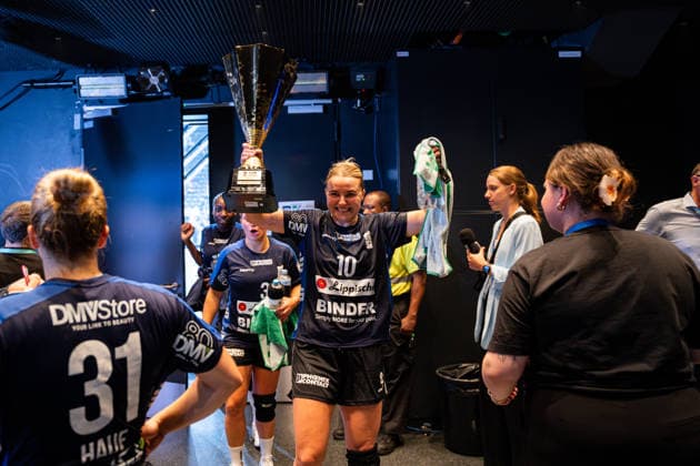 HSG Blomberg-Lippe (GER) vs. Borussia Dortmund (GER), Handball, 1. Handball Bundesliga Frauen, Rexel Supercup 2026, Saison 2026 2027, Muenchen, 22.08.2026 Maxi Muehlner (HSG Blomberg-Lippe, 10) mit dem Supercup Pokal nach dem Spiel Muenchen SAP Garden Deutschland *** HSG Blomberg Lippe GER vs. Borussia Dortmund GER, Handball, Women s Handball Bundesliga 1, 2026 Rexel Super Cup, 2026–2027 Season, Munich, August 22, 2026: Maxi Muehlner of HSG Blomberg Lippe, No. 10, holding the Super Cup trophy after the game at SAP Garden in Munich, Germany