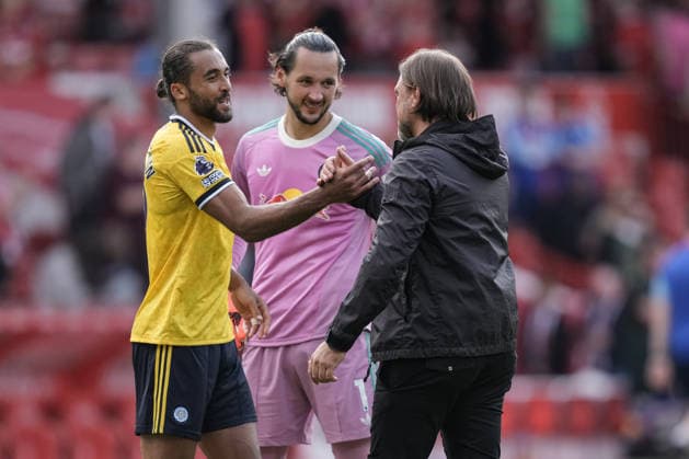 Premier League: Nottingham Forest v Leeds United Dominic Calvert-Lewin of Leeds United shakes hands with Leeds United manager Daniel Farke and smiles from James Trafford of Leeds United after they win 0-1 during the Premier League match Nottingham Forest vs Leeds United at City Ground, Nottingham, United Kingdom on 22 August 2026 (Photo by Maynard Manyowa News Images) Nottingham City Ground Nottinghamshire United Kingdom Copyright: xMaynardxManyowa NewsxImagesx