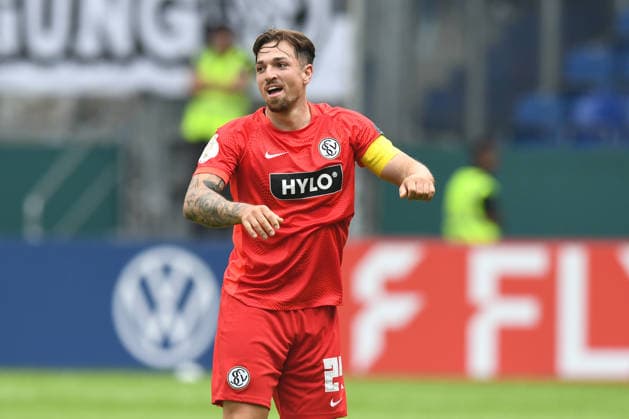 Torschuetze Luca Schnellbacher ( SV 07 Elversberg, 24 ) jubelt ueber sein Tor zum 1 : 0. GER, MSV Duisburg vs SV 07 Elversberg, Fussball, DFB Pokal Erste Runde, Spielzeit 2026 2027, 22.08.2026 DFL REGULATIONS PROHIBIT ANY USE OF PHOTOGRAPHS AS IMAGE SEQUENCES AND OR QUASI-VIDEO GER, MSV Duisburg vs SV 07 Elversberg, Fussball, DFB Pokal Erste Runde, Spielzeit 2026 2027, 22.08.2026 Duisburg *** Goal scorer Luca Schnellbacher of SV 07 Elversberg, 24, celebrates his goal to make it 1–0, GER, MSV Duisburg vs. SV 07 Elversberg, Soccer, DFB Cup First Round, 2026–2027 season, August 22, 2026. DFL regulations prohibit any use of photographs as image sequences and or quasi-video. GER, MSV Duisburg vs. SV 07 Elversberg, soccer, DFB Cup First Round, 2026–2027 Season, August 22, 2026, Duisburg Copyright: xEibner-Pressefoto ThomasxThienelx EP_TTL