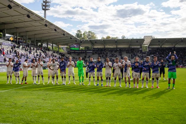 GER, Aue, Fussball, DFB-Pokal, 1. Hauptrunde, FC Erzgebirge Aue vs. TSG 1899 Hoffenheim im Bild v.l.: Team von Hoffenheim jubelt vor den Auswaertsfans nach dem Spiel 22.08.2026, EINS Erzgebirgsstadion Aue DFB REGULATIONS PROHIBIT ANY USE OF PHOTOGRAPHS AS IMAGE SEQUENCES AND OR QUASI-VIDEO, *** GER, Aue, Soccer, DFB Cup, 1st Round, FC Erzgebirge Aue vs. TSG 1899 Hoffenheim in the photo (from left): The Hoffenheim team celebrates in front of the away fans after the game on August 22, 2026, EINS Erzgebirgsstadion, Aue. DFB regulations prohibit any use of photographs as image sequences and or quasi-video, Copyright: HMBxMedia PaulxFritz