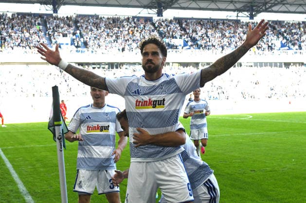 Torschuetze Lex Tyger Lobinger ( MSV Duisburg, 9 ) jubelt ueber sein Tor zum 1 : 1. GER, MSV Duisburg vs SV 07 Elversberg, Fussball, DFB Pokal Erste Runde, Spielzeit 2026 2027, 22.08.2026 DFL REGULATIONS PROHIBIT ANY USE OF PHOTOGRAPHS AS IMAGE SEQUENCES AND OR QUASI-VIDEO GER, MSV Duisburg vs SV 07 Elversberg, Fussball, DFB Pokal Erste Runde, Spielzeit 2026 2027, 22.08.2026 Duisburg *** Goal scorer Lex Tyger Lobinger of MSV Duisburg, 9, celebrates his goal to make it 1–1, MSV Duisburg vs. SV 07 Elversberg, soccer, DFB Cup First Round, 2026–2027 season, August 22, 2026 DFL regulations prohibit any use of photographs as image sequences and or quasi-video, MSV Duisburg vs. SV 07 Elversberg, soccer, DFB Cup First Round, 2026–2027 Season, August 22, 2026, Duisburg Copyright: xEibner-Pressefoto ThomasxThienelx EP_TTL