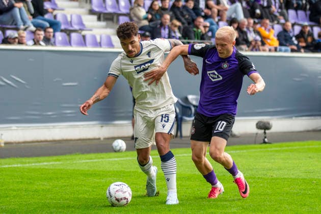 GER, Aue, Fussball, DFB-Pokal, 1. Hauptrunde, FC Erzgebirge Aue vs. TSG 1899 Hoffenheim im Bild v.l.: Valentin Gendrey (TSG Hoffenheim 15), Linus Queißer (FC Erzgebirge Aue 10), Zweikampf 22.08.2026, EINS Erzgebirgsstadion Aue DFB REGULATIONS PROHIBIT ANY USE OF PHOTOGRAPHS AS IMAGE SEQUENCES AND OR QUASI-VIDEO, *** GER, Aue, Soccer, DFB Cup, 1st Round, FC Erzgebirge Aue vs. TSG 1899 Hoffenheim (pictured, from left): Valentin Gendrey (TSG Hoffenheim 15), Linus Queißer (FC Erzgebirge Aue 10), tackle on August 22, 2026, EINS Erzgebirgsstadion Aue DFB REGULATIONS PROHIBIT ANY USE OF PHOTOGRAPHS AS IMAGE SEQUENCES AND OR QUASI-VIDEO, Copyright: HMBxMedia PaulxFritz