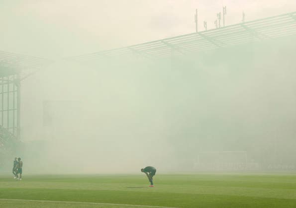 Foto : die Bremer Fans empfangen beide Teams vor dem Anstoss mit einem Feuerwerk , hier Niklas Füllkrug kurz vor dem Anpfiff Fussball DFB Pokal , 1. Runde am Sa. 22.08.2026 Lüneburger SK - Werder Bremen *** Photo: Bremen fans welcome both teams with fireworks before kickoff; here, Niklas Füllkrug just before kickoff. Soccer: DFB Cup, First Round, Sat, Aug 22, 2026: Lüneburger SK vs. Werder Bremen