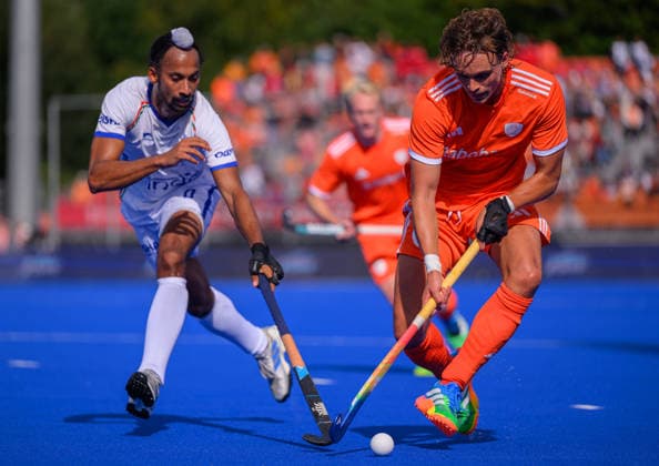 Hockey World Cup Day Eight Hardik Singh of India battles for the ball with Floris Middendorp of Netherlands (Oranje) during the Pool E match of the 2026 FIH Hockey World Cup at Wagener Stadium, Amstelveen 22 08 2026 UK Newspapers OUT Copyright: xGraemexWilcocksonx FIL-23820-0029