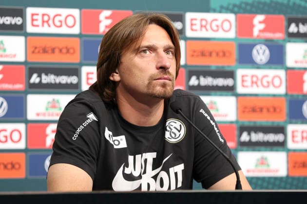 Trainer Vincent Wagner (SV 07 Elversberg) bei der Pressekonferenz waehrend des Spiels der 1. Runde des DFB-Pokal zwischen MSV Duisburg und SV 07 Elversberg, Schauinsland-Reisen-Arena am 22. August 2026 in Duisburg, Deutschland. (Foto von Oliver Kaelke DeFodi Images) +++ Trainer Vincent Wagner (SV 07 Elversberg) at the press conference, PK, Pressekonferenz during the 1st round match of the DFB-Pokal between MSV Duisburg and SV 07 Elversberg at Schauinsland-Reisen-Arena on August 22, 2026 in Duisburg, Germany. (Photo by Oliver Kaelke DeFodi Images) DFB DFL REGULATIONS PROHIBIT ANY USE OF PHOTOGRAPHS AS IMAGE SEQUENCES AND OR QUASI-VIDEO. (Photo by Oliver Kaelke DeFodi Images) - *** Coach Vincent Wagner of SV 07 Elversberg at the press conference during the first-round match of the DFB Cup between MSV Duisburg and SV 07 Elversberg at the Schauinsland Reisen Arena on August 22, 2026, in Duisburg, Germany. Photo by Oliver Kaelke, DeFodi Images. Coach Vincent Wagner of SV 07 Elversberg at the press conference during the first-round match of the DFB Cup between MSV Duisburg and SV 07 Elversberg at Schauinsland Reisen Arena on August 22, 2026 in Duisburg, Germany. Photo by Oliver Kaelke, DeFodi Images. DFB and DFL regulations prohibit any use of photographs as image sequences and or quasi-video. Photo by Oliver Kaelke, DeFodi Images.