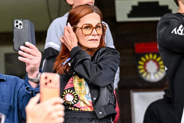 Andrea Berg Schaut waehrend des DFB-Pokal 1 Runde Spiels zwichen SG Sonnenhof Grossaspach v Arminia Bielefeld, Wir machen Druck Arena am 22. August 2026 in Grossaspach, Deutschland. (Foto von Harry Langer DeFodi Images) +++ Andrea Berg Looks on during the DFB-Pokal 1 Runde match between SG Sonnenhof Grossaspach v Arminia Bielefeld at Wir machen Druck Arena on August 22, 2026 in Grossaspach, Germany. (Photo by Harry Langer DeFodi Images) (Photo by Harry Langer DeFodi Images) DFB DFL REGULATIONS PROHIBIT ANY USE OF PHOTOGRAPHS AS IMAGE SEQUENCES AND OR QUASI-VIDEO. - *** Andrea Berg looks on during the DFB Cup first-round match between SG Sonnenhof Grossaspach and Arminia Bielefeld, at the Wir machen Druck Arena on August 22, 2026, in Grossaspach, Germany. Photo by Harry Langer, DeFodi Images. Andrea Berg looks on during the DFB Cup first-round match between SG Sonnenhof Grossaspach and Arminia Bielefeld at the Wir machen Druck Arena on August 22, 2026 in Grossaspach, Germany. Photo by Harry Langer, DeFodi Images. Photo by Harry Langer, DeFodi Images. DFB and DFL regulations prohibit any use of photographs as image sequences and or quasi-video.