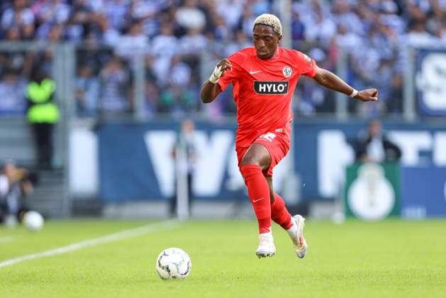 David Mokwa (SV 07 Elversberg) in Aktion, am Ball, Einzelaktion waehrend des Spiels der 1. Runde des DFB-Pokal zwischen MSV Duisburg und SV 07 Elversberg, Schauinsland-Reisen-Arena am 22. August 2026 in Duisburg, Deutschland. (Foto von Oliver Kaelke DeFodi Images) +++ David Mokwa (SV 07 Elversberg) controls the ball during the 1st round match of the DFB-Pokal between MSV Duisburg and SV 07 Elversberg at Schauinsland-Reisen-Arena on August 22, 2026 in Duisburg, Germany. (Photo by Oliver Kaelke DeFodi Images) DFB DFL REGULATIONS PROHIBIT ANY USE OF PHOTOGRAPHS AS IMAGE SEQUENCES AND OR QUASI-VIDEO. (Photo by Oliver Kaelke DeFodi Images) - *** David Mokwa of SV 07 Elversberg in action, on the ball, making a solo run during the first-round DFB Cup match between MSV Duisburg and SV 07 Elversberg at the Schauinsland Reisen Arena on August 22, 2026, in Duisburg, Germany. Photo by Oliver Kaelke, DeFodi Images. David Mokwa of SV 07 Elversberg controls the ball during the first-round match of the DFB Cup between MSV Duisburg and SV 07 Elversberg at Schauinsland Reisen Arena on August 22, 2026 in Duisburg, Germany. Photo by Oliver Kaelke, DeFodi Images. DFB and DFL regulations prohibit any use of photographs as image sequences and or quasi-video. Photo by Oliver Kaelke, DeFodi Images.