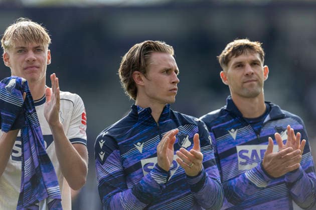 GER, Aue, Fussball, DFB-Pokal, 1. Hauptrunde, FC Erzgebirge Aue vs. TSG 1899 Hoffenheim im Bild v.l.: Patrick Wimmer (TSG Hoffenheim 08), applaudiert nach Abpfiff 22.08.2026, EINS Erzgebirgsstadion Aue DFB REGULATIONS PROHIBIT ANY USE OF PHOTOGRAPHS AS IMAGE SEQUENCES AND OR QUASI-VIDEO, *** GER, Aue, Soccer, DFB Cup, 1st Round, FC Erzgebirge Aue vs. TSG 1899 Hoffenheim (pictured, from left): Patrick Wimmer of TSG Hoffenheim 08 applauds after the final whistle on August 22, 2026, EINS Erzgebirgsstadion, Aue. DFB regulations prohibit any use of photographs as image sequences and or quasi-video, Copyright: HMBxMedia PaulxFritz