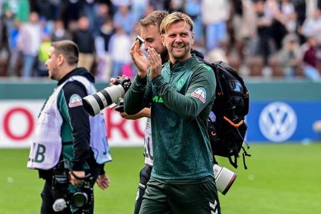 Schlussjubel Niclas Füllkrug ( Werder ) Deutschland , Hamburg , Millerntor , Fussball , 1 Bundesliga , Oberliga Niedersachsen , DFB Pokal Runde 1 , LSK Lüneburg - SV Werder Bremen *** Niclas Füllkrug s victory celebration: Werder Bremen, Germany, Hamburg, Millerntor, soccer, Bundesliga 1, Oberliga Niedersachsen, DFB Cup Round 1, LSK Lüneburg, SV Werder Bremen