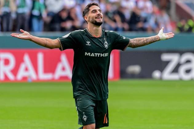 Tor Jubel nach dem 0:3 durch Ludovit Reis ( Werder ) Deutschland , Hamburg , Millerntor , Fussball , 1 Bundesliga , Oberliga Niedersachsen , DFB Pokal Runde 1 , LSK Lüneburg - SV Werder Bremen *** Goal celebration after Ludovit Reis s 0-3 goal: Werder Germany, Hamburg, Millerntor, soccer, Bundesliga 1, Oberliga Niedersachsen, DFB Cup Round 1, LSK Lüneburg vs. SV Werder Bremen