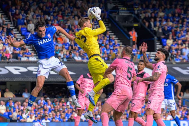 IPSWICH, ENGLAND AUGUST 22 - Jacob Greaves of Ipswich Town challenging Robin Roefs of Sunderland during the Premier League game between Ipswich Town and Sunderland at Portman Road on August 22, 2026 in Ipswich, England. (Photo by Keeran Marquis Sports Press Photo)  Copyright: xKeeranxMarquis SPPx Sportspressphoto_SPR212428