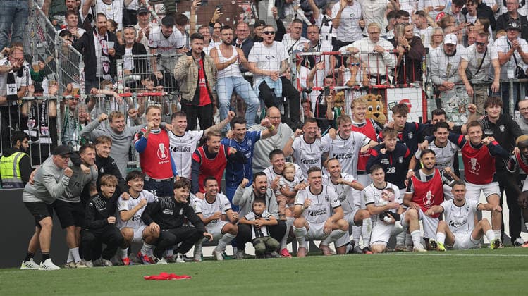 Das Team vom LSK Lueneburg feiert mit den Fans, Teamfoto Fussball, Saison 2026 2027, Maenner, Herren, DFB Pokal, 1. Hauptrunde, Millerntor Stadion, Lueneburger SK gegen Werder BremenÂ , 0-3 DFL REGULATIONS PROHIBIT ANY USE OF PHOTOGRAPHS AS IMAGE SEQUENCES AND OR QUASI-VIDEO. *** The LSK Lüneburg team celebrates with the fans, soccer team photo, 2026–2027 season, Men, DFB Cup, 1st Round, Millerntor Stadium, Lüneburger SK vs. Werder Bremen, 0–3. DFL regulations prohibit any use of photographs as image sequences and or quasi-video.