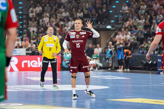 Fuechse Berlin (GER) vs SC Magdeburg (GER), Handball, 1. Handball Bundesliga Herren, Rexel Supercup 2026, Saison 2026 2027, Muenchen, 22.08.2026 Tobias Grondahl (Fuechse Berlin, 15) beim Spielaufbau Muenchen SAP Garden Deutschland *** Fuechse Berlin GER vs. SC Magdeburg GER, Handball, Men s Handball Bundesliga 1, 2026 Rexel Supercup, 2026–2027 Season, Munich, August 22, 2026 Tobias Grondahl of Füchse Berlin, No. 15, building up play at the SAP Garden in Munich, Germany