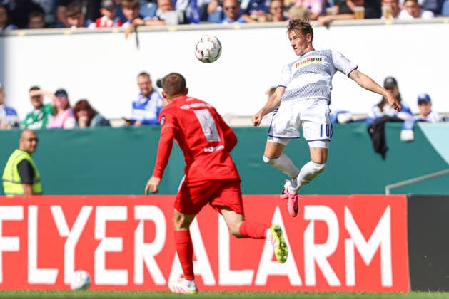 Christian Viet (MSV Duisburg) in Aktion, am Ball, Einzelaktion waehrend des Spiels der 1. Runde des DFB-Pokal zwischen MSV Duisburg und SV 07 Elversberg, Schauinsland-Reisen-Arena am 22. August 2026 in Duisburg, Deutschland. (Foto von Oliver Kaelke DeFodi Images) +++ Christian Viet (MSV Duisburg) controls the ball during the 1st round match of the DFB-Pokal between MSV Duisburg and SV 07 Elversberg at Schauinsland-Reisen-Arena on August 22, 2026 in Duisburg, Germany. (Photo by Oliver Kaelke DeFodi Images) DFB DFL REGULATIONS PROHIBIT ANY USE OF PHOTOGRAPHS AS IMAGE SEQUENCES AND OR QUASI-VIDEO. (Photo by Oliver Kaelke DeFodi Images) - *** Christian Viet of MSV Duisburg in action, on the ball, making a solo run during the first-round DFB Cup match between MSV Duisburg and SV 07 Elversberg at the Schauinsland Reisen Arena on August 22, 2026, in Duisburg, Germany. Photo by Oliver Kaelke, DeFodi Images. Christian Viet of MSV Duisburg controls the ball during the first-round match of the DFB Cup between MSV Duisburg and SV 07 Elversberg at Schauinsland Reisen Arena on August 22, 2026 in Duisburg, Germany. Photo by Oliver Kaelke, DeFodi Images. DFB and DFL regulations prohibit any use of photographs as image sequences and or quasi-video. Photo by Oliver Kaelke, DeFodi Images.