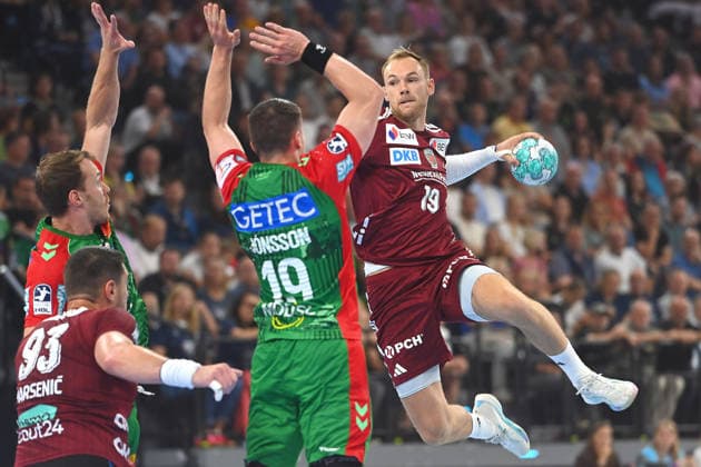 Mathias GIDSEL (Fuechse Berlin) , Torwurf,Aktion,Zweikampf gegen Elvar Oern JONSSON (SC Magdeburg). Handball Rexel Super Cup 2026 der Maenner SC Magdeburg vs. Fuechse Berlin am 22.08.2026 SAP GARDEN Muenchen. *** Mathias GIDSEL, Füchse Berlin, Shot on goal, action, one-on-one against Elvar Oern JONSSON, SC Magdeburg, Men s Rexel Super Cup 2026, SC Magdeburg vs. Fuechse Berlin on August 22, 2026, SAP GARDEN, Munich