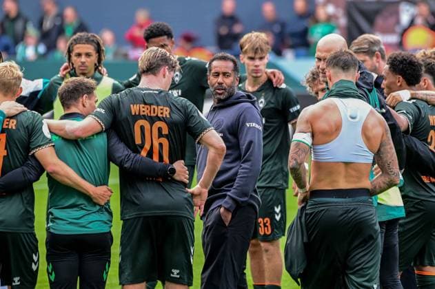 26 Cedric Itten Trainer Daniel Thioune 32 Marco Friedl ( Werder ) Mannschaftskreis Deutschland , Hamburg , Millerntor , Fussball , 1 Bundesliga , Oberliga Niedersachsen , DFB Pokal Runde 1 , LSK Lüneburg - SV Werder Bremen *** 26 Cedric Itten Coach Daniel Thioune 32 Marco Friedl Werder Team Germany, Hamburg, Millerntor, Soccer, Bundesliga 1, Oberliga Niedersachsen, DFB Cup Round 1, LSK Lüneburg SV Werder Bremen