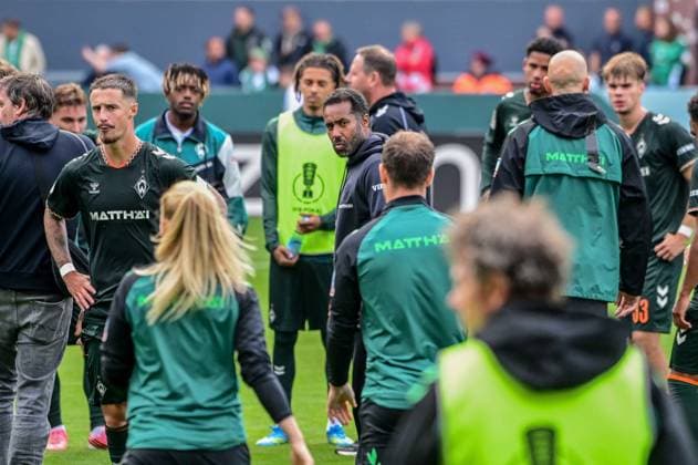 32 Marco Friedl Trainer Daniel Thioune ( Werder ) Mannschaftskreis Deutschland , Hamburg , Millerntor , Fussball , 1 Bundesliga , Oberliga Niedersachsen , DFB Pokal Runde 1 , LSK Lüneburg - SV Werder Bremen *** 32 Marco Friedl Coach Daniel Thioune Werder Team Circle Germany, Hamburg, Millerntor, Soccer, Bundesliga 1, Oberliga Niedersachsen, DFB Cup Round 1, LSK Lüneburg SV Werder Bremen