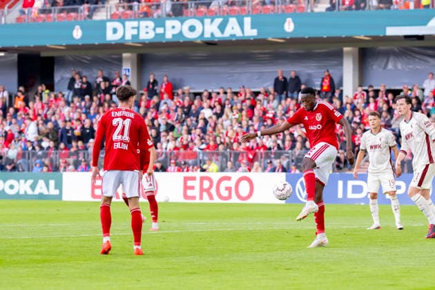 Germany, Cottbus, LEAG Energie Stadion, 22.08.2026, DFB Pokal 2026 27, 1. Runde, FC Energie Cottbus vs. FC Augsburg, King Manu (Energie Cottbus) klaert in letzter Minute, Photo by Eibner Pressefoto Tino Henschel DFB Pokal 2026 27, 1. Runde, FC Energie Cottbus vs. FC Augsburg Cottbus *** Germany, Cottbus, LEAG Energie Stadium, August 22, 2026, 2026–27 DFB Cup, First Round, FC Energie Cottbus vs. FC Augsburg, King Manu Energie Cottbus scores in the last minute, Photo by Eibner Pressefoto Tino Henschel DFB Cup 2026–27, First Round, FC Energie Cottbus vs. FC Augsburg Cottbus Copyright: xEibnerxPressefotox