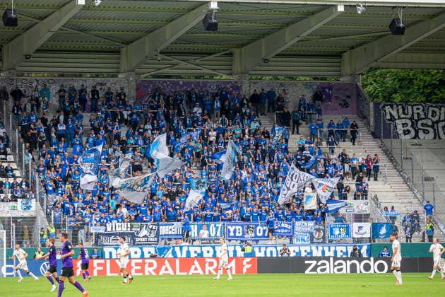 GER, Aue, Fussball, DFB-Pokal, 1. Hauptrunde, FC Erzgebirge Aue vs. TSG 1899 Hoffenheim im Bild v.l.: Hoffenheimer Auswaertsfans 22.08.2026, EINS Erzgebirgsstadion Aue DFB REGULATIONS PROHIBIT ANY USE OF PHOTOGRAPHS AS IMAGE SEQUENCES AND OR QUASI-VIDEO, *** GER, Aue, Soccer, DFB Cup, 1st Round, FC Erzgebirge Aue vs. TSG 1899 Hoffenheim in the photo (from left): Hoffenheim away fans, August 22, 2026, EINS Erzgebirgsstadion, Aue. DFB regulations prohibit any use of photographs as image sequences and or quasi-video, Copyright: HMBxMedia PaulxFritz