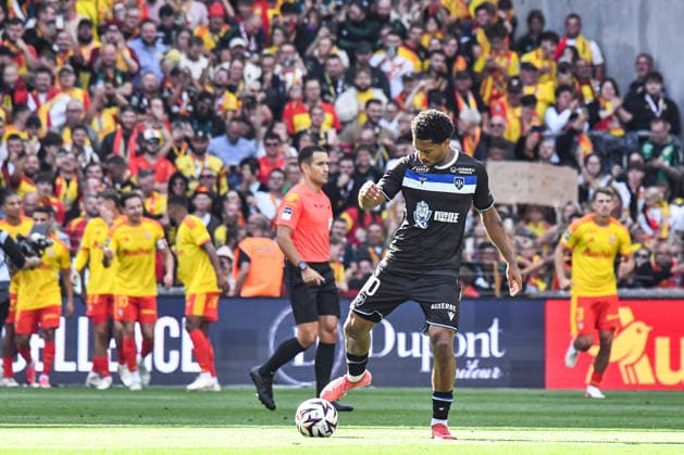 FOOTBALL : RC Lens vs AJ Auxerre - Ligue 1 - JournÃ e 1- 22 08 2026 Danny Namaso (AJ Auxerre) aprÃ s le but de Florian Thauvin (RC Lens) LensFrance  Copyright: xBaptistexAutissierx
