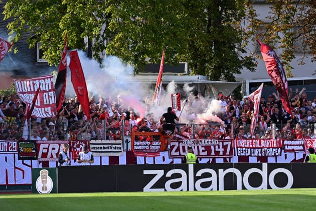 22.08.2026, xjhx, Fussball DFB Pokal 1.Runde, Eintracht Trier - RB Leipzig v.l. Fans Zuschauer Leipzig zuenden Pyrotechnik, Benglos, Rauch, Nebel, Feuerwerk Trier *** August 22, 2026, xjhx, Soccer, DFB Cup First Round, Eintracht Trier vs. RB Leipzig—Leipzig fans set off pyrotechnics, flares, smoke, fog, and fireworks in Trier