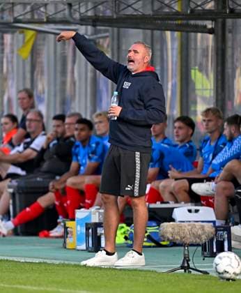 22.08.2026, Fussball DFB-Pokal 2026 27, 1.Runde, TSV 1860 München - Holstein Kiel, im Stadion an der Grünwalderstrasse in München, Trainer Tim Walter (Holstein Kiel) gestikuliert. ***DFL and DFB regulations prohibit any use of photographs as image sequences and or quasi-video.*** *** August 22, 2026, Soccer: 2026-27 DFB Cup, First Round, TSV 1860 Munich vs. Holstein Kiel, at the Stadion an der Grünwalderstrasse in Munich; Holstein Kiel coach Tim Walter gestures ***DFL and DFB regulations prohibit any use of photographs as image sequences and or quasi-video***