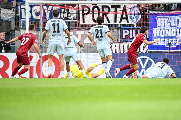 Elias Rahn (SG Sonnenhof Grossaspach) torschuss zum 1:0 waehrend des DFB-Pokal 1 Runde Spiels zwichen SG Sonnenhof Grossaspach v Arminia Bielefeld, Wir machen Druck Arena am 22. August 2026 in Grossaspach, Deutschland. (Foto von Harry Langer DeFodi Images) +++ Elias Rahn (SG Sonnenhof Grossaspach) scores his team s first goal during the DFB-Pokal 1 Runde match between SG Sonnenhof Grossaspach v Arminia Bielefeld at Wir machen Druck Arena on August 22, 2026 in Grossaspach, Germany. (Photo by Harry Langer DeFodi Images) (Photo by Harry Langer DeFodi Images) DFB DFL REGULATIONS PROHIBIT ANY USE OF PHOTOGRAPHS AS IMAGE SEQUENCES AND OR QUASI-VIDEO. - *** Elias Rahn of SG Sonnenhof Grossaspach takes a shot on goal to make it 1-0 during the DFB Cup first-round match between SG Sonnenhof Grossaspach and Arminia Bielefeld at the Wir machen Druck Arena on August 22, 2026, in Grossaspach, Germany. Photo by Harry Langer, DeFodi Images. Elias Rahn of SG Sonnenhof Grossaspach scores his team’s first goal during the DFB Cup first-round match between SG Sonnenhof Grossaspach and Arminia Bielefeld at the Wir machen Druck Arena on August 22, 2026 in Grossaspach, Germany. Photo by Harry Langer, DeFodi Images. Photo by Harry Langer, DeFodi Images. DFB and DFL regulations prohibit any use of photographs as image sequences and or quasi-video.