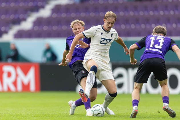 GER, Aue, Fussball, DFB-Pokal, 1. Hauptrunde, FC Erzgebirge Aue vs. TSG 1899 Hoffenheim im Bild v.l.: Finn Heidrich (FC Erzgebirge Aue 06), Max Moerstedt (TSG Hoffenheim 09), Zweikampf 22.08.2026, EINS Erzgebirgsstadion Aue DFB REGULATIONS PROHIBIT ANY USE OF PHOTOGRAPHS AS IMAGE SEQUENCES AND OR QUASI-VIDEO, *** GER, Aue, Soccer, DFB Cup, 1st Round, FC Erzgebirge Aue vs. TSG 1899 Hoffenheim (pictured, from left): Finn Heidrich (FC Erzgebirge Aue 06), Max Moerstedt, TSG Hoffenheim 09, tackle, August 22, 2026, EINS, Erzgebirgsstadion Aue. DFB regulations prohibit any use of photographs as image sequences and or quasi-video, Copyright: HMBxMedia PaulxFritz