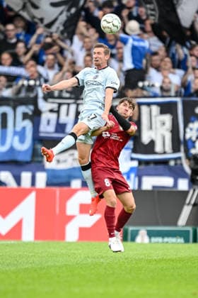 Arne Sicker (Arminia Bielefeld) and Elias Rahn (SG Sonnenhof Grossaspach) im Zweikampf waehrend des DFB-Pokal 1 Runde Spiels zwichen SG Sonnenhof Grossaspach v Arminia Bielefeld, Wir machen Druck Arena am 22. August 2026 in Grossaspach, Deutschland. (Foto von Harry Langer DeFodi Images) +++ Arne Sicker (Arminia Bielefeld) and Elias Rahn (SG Sonnenhof Grossaspach) battle for the ball during the DFB-Pokal 1 Runde match between SG Sonnenhof Grossaspach v Arminia Bielefeld at Wir machen Druck Arena on August 22, 2026 in Grossaspach, Germany. (Photo by Harry Langer DeFodi Images) (Photo by Harry Langer DeFodi Images) DFB DFL REGULATIONS PROHIBIT ANY USE OF PHOTOGRAPHS AS IMAGE SEQUENCES AND OR QUASI-VIDEO. - *** Arne Sicker of Arminia Bielefeld and Elias Rahn of SG Sonnenhof Grossaspach battle for the ball during the DFB Cup first-round match between SG Sonnenhof Grossaspach and Arminia Bielefeld at the Wir machen Druck Arena on August 22, 2026, in Grossaspach, Germany. Photo by Harry Langer, DeFodi Images. Arne Sicker of Arminia Bielefeld and Elias Rahn of SG Sonnenhof Grossaspach battle for the ball during the DFB Cup first-round match between SG Sonnenhof Grossaspach and Arminia Bielefeld at the Wir machen Druck Arena on August 22, 2026 in Grossaspach, Germany. Photo by Harry Langer, DeFodi Images. Photo by Harry Langer, DeFodi Images. DFB and DFL regulations prohibit any use of photographs as image sequences and or quasi-video.