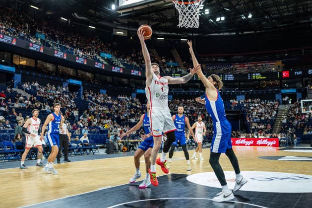 Basketball Hamburg 22.08.2026 Turkish Airlines Supercup 2026 Spiel um Platz 3 Türkei (TUR) - Tschechien (CZE) James Metecan Birsen (Türkei, No.01) Adam Kejval (Tschechien, No.11) *** Basketball Hamburg, August 22, 2026 Turkish Airlines Supercup 2026 Third-Place Game Turkey (TUR) vs. Czech Republic (CZE) James Metecan Birsen (Turkey, No. 01) Adam Kejval (Czech Republic, No. 11)