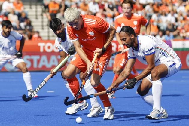 AMSTELVEEN - Derck de Vilder of the Netherlands in a duel with Hardik Singh of India during the Hockey World Cup match between the Netherlands and India at the Wagener Stadium. BAS CZERWINSKI ANP xVIxANPxSportx xxANPxIVx 566022995 originalFilename: 566022995.jpg