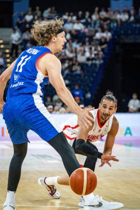 Basketball Hamburg 22.08.2026 Turkish Airlines Supercup 2026 Spiel um Platz 3 Türkei (TUR) - Tschechien (CZE) Kenan Sipahi (Türkei, No.55) Adam Kejval (Tschechien, No.11) *** Basketball Hamburg, August 22, 2026 Turkish Airlines Supercup 2026 Third-Place Game Turkey TUR Czech Republic CZE Kenan Sipahi (Turkey), No. 55 Adam Kejval (Czech Republic), No. 11