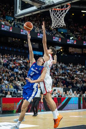 Basketball Hamburg 22.08.2026 Turkish Airlines Supercup 2026 Spiel um Platz 3 Türkei (TUR) - Tschechien (CZE) Richard Balint (Tschechien, No.32) Darius Karutasu (Türkei, No.14) *** Basketball Hamburg, August 22, 2026 Turkish Airlines Supercup 2026 Third-Place Game Turkey (TUR) vs. Czech Republic (CZE) Richard Balint (Czech Republic, No. 32) Darius Karutasu (Turkey, No. 14)