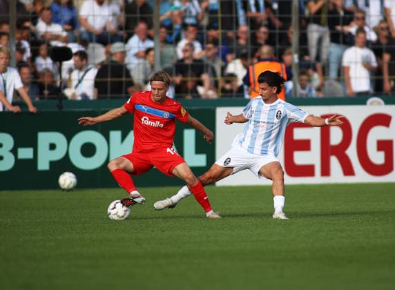 Fussball, Herren, DFB-Pokal, 1.Hauptrunde, Saison 2026 2027, TSV 1860 München - Holstein Kiel, Grünwalder Stadion Jonas Therkelsen (Holstein Kiel) (li.) mit Tunay Deniz (TSV 1860 München) (re.) im Zweikampf um den Ball *** Soccer, Men s, DFB Cup, First Round, 2026–2027 Season, TSV 1860 Munich vs. Holstein Kiel, Grünwalder Stadium: Jonas Therkelsen of Holstein Kiel (left) and Tunay Deniz of TSV 1860 Munich (right) battle for the ball