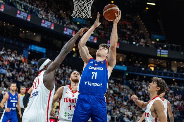 Basketball Hamburg 22.08.2026 Turkish Airlines Supercup 2026 Spiel um Platz 3 Türkei (TUR) - Tschechien (CZE) Martin Svoboda (Tschechien, No.71) Adem Bona (Türkei, No.30) *** Basketball Hamburg, August 22, 2026 Turkish Airlines Supercup 2026 Third-Place Game Turkey (TUR) vs. Czech Republic (CZE) Martin Svoboda (CZE), No. 71; Adem Bona (TUR), No. 30