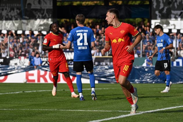 22.08.2026, xjhx, Fussball DFB Pokal 1.Runde, Eintracht Trier - RB Leipzig v.l. Torjubel nach dem Tor zum celebrating the goal celebrate 0:1 durch Brajan Gruda (RB Leipzig) Trier *** August 22, 2026, xjhx, Soccer, DFB Cup First Round, Eintracht Trier vs. RB Leipzig, Goal celebration after Brajan Gruda s goal for RB Leipzig (0-1) against Trier