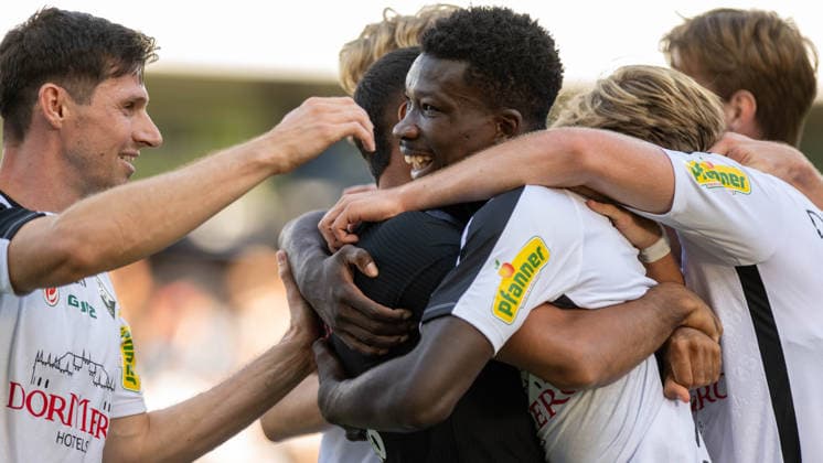 SOCCER - BL, Altach vs Hartberg ALTACH,AUSTRIA,22.AUG.26 - SOCCER - ADMIRAL Bundesliga, SCR Altach vs TSV Hartberg. Image shows the rejoicing of Benedikt Zech, Ousmane Diawara and Niklas Niehoff (Altach).  GEPAxpictures xOliverxLerch