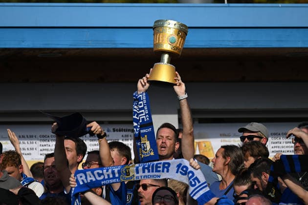 22.08.2026, xjhx, Fussball DFB Pokal 1.Runde, Eintracht Trier - RB Leipzig v.l. Fans, Zuschauer, Ultras, Eintracht Trier mit Pokal Trier *** August 22, 2026, xjhx, Soccer, DFB Cup First Round, Eintracht Trier vs. RB Leipzig, fans, spectators, ultras, Eintracht Trier with the cup, Trier