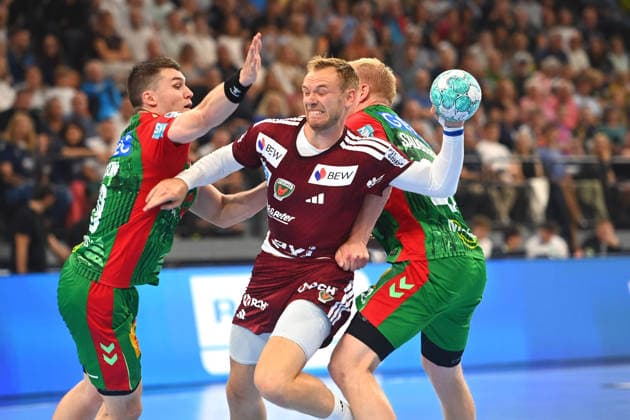 Mathias GIDSEL (Fuechse Berlin) , Aktion,Zweikampf gegen li:Elvar Oern JONSSON (SC Magdeburg) und re:Magnus SAUGSTRUP (SC Magdeburg). Handball Rexel Super Cup 2026 der Maenner SC Magdeburg vs. Fuechse Berlin am 22.08.2026 SAP GARDEN Muenchen. *** Mathias GIDSEL, Fuechse Berlin, Action,A duel against (left) Elvar Oern JONSSON of SC Magdeburg and (right) Magnus SAUGSTRUP of SC Magdeburg. Men’s Rexel Super Cup 2026: SC Magdeburg vs. Fuechse Berlin on August 22, 2026, at SAP GARDEN in Munich
