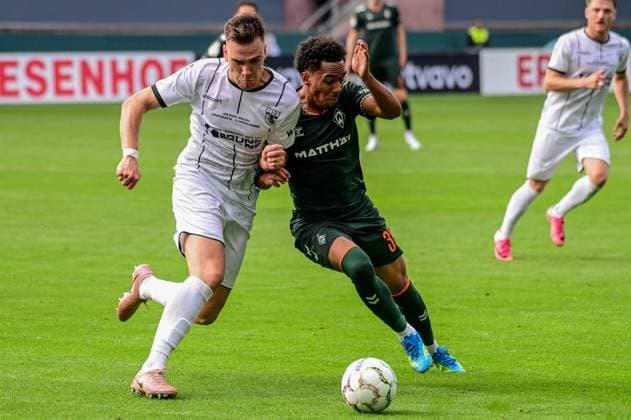 38 Paul Erevbenagie ( Werder ) 17 Malte Meyer ( Lüneburg ) Deutschland , Hamburg , Millerntor , Fussball , 1 Bundesliga , Oberliga Niedersachsen , DFB Pokal Runde 1 , LSK Lüneburg - SV Werder Bremen *** 38 Paul Erevbenagie Werder 17 Malte Meyer Lüneburg Germany, Hamburg, Millerntor, soccer, Bundesliga 1, Oberliga Niedersachsen, DFB Cup Round 1, LSK Lüneburg SV Werder Bremen